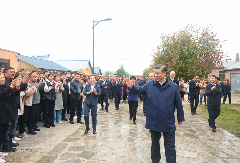 9月6日至8日，中共中央總書記、國家主席、中央軍委主席習(xí)近平在黑龍江考察。這是6日下午，習(xí)近平在大興安嶺地區(qū)漠河市北極村考察時，向當(dāng)?shù)厝罕姄]手致意。