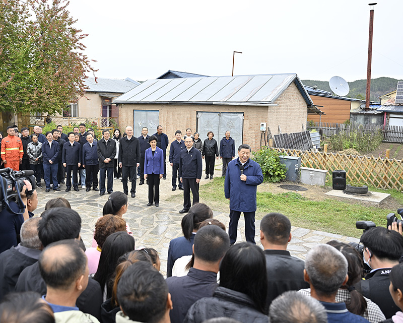 9月6日至8日，中共中央總書記、國家主席、中央軍委主席習(xí)近平在黑龍江考察。這是6日下午，習(xí)近平在大興安嶺地區(qū)漠河市北極村考察時，同當(dāng)?shù)厝罕娪H切交流。