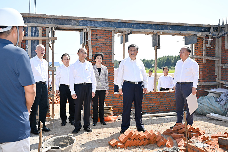 9月6日至8日，中共中央總書記、國家主席、中央軍委主席習(xí)近平在黑龍江考察。這是7日上午，習(xí)近平在遭受洪澇災(zāi)害的哈爾濱尚志市老街基鄉(xiāng)龍王廟村，察看水毀房屋重建情況。